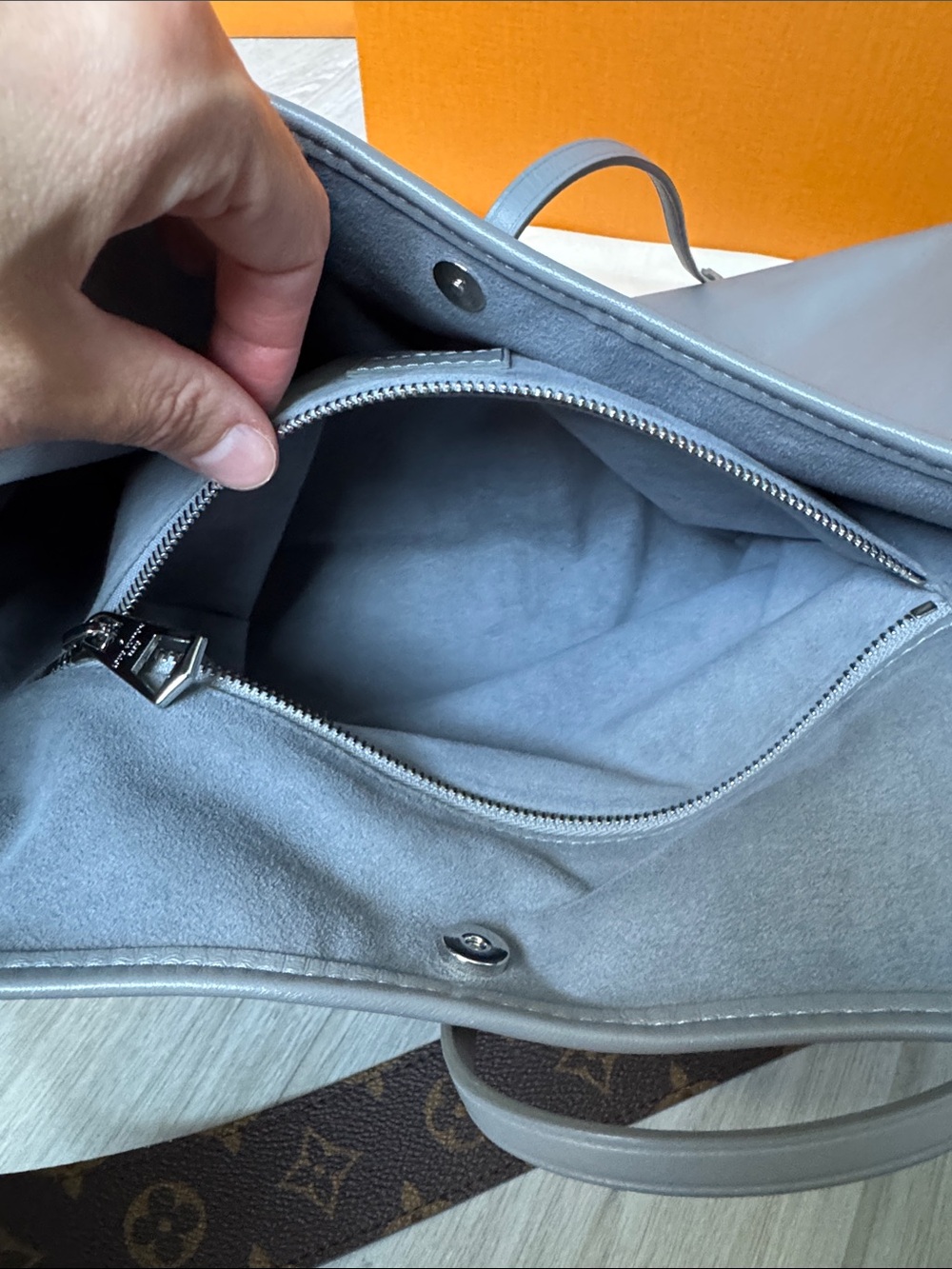 Louis Vuitton Carryall Vibe MM - Picture 12 of 16